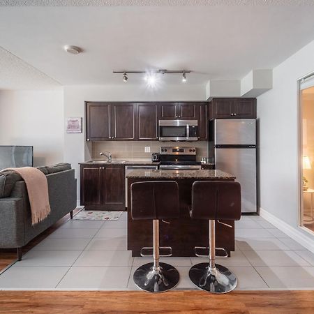 Spacious 2 Bedroom Plus Den, 2 Bath, Sleeps 5 With Balcony And Lakeview Downtown Toronto Condo Ngoại thất bức ảnh