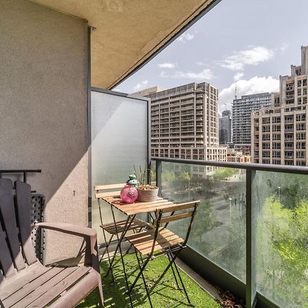 Spacious 2 Bedroom Plus Den, 2 Bath, Sleeps 5 With Balcony And Lakeview Downtown Toronto Condo Ngoại thất bức ảnh