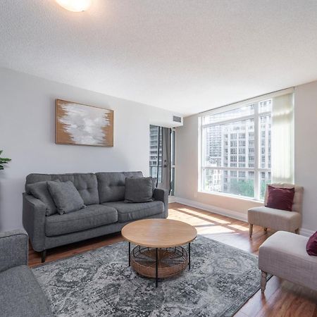 Spacious 2 Bedroom Plus Den, 2 Bath, Sleeps 5 With Balcony And Lakeview Downtown Toronto Condo Ngoại thất bức ảnh