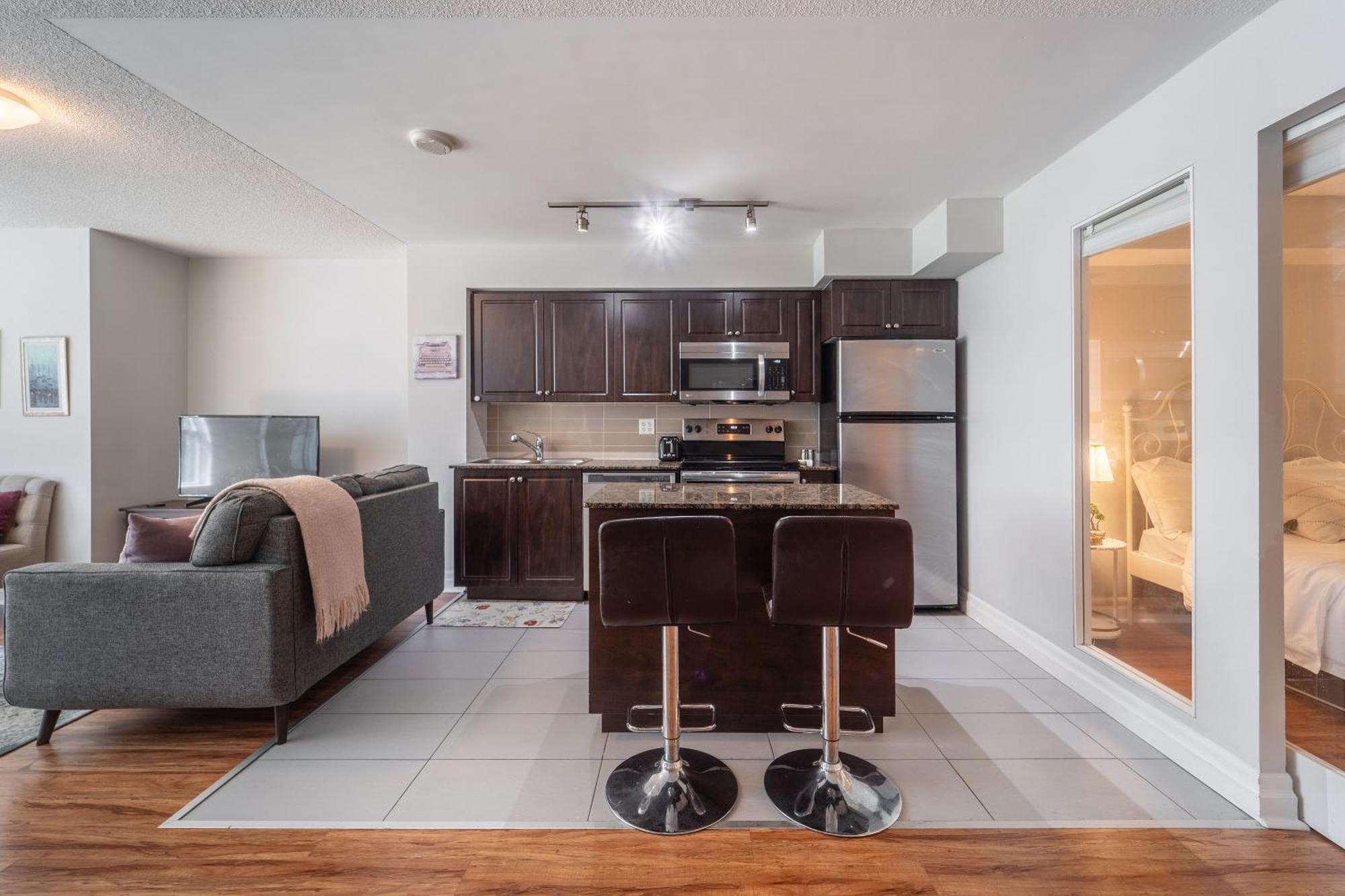 Spacious 2 Bedroom Plus Den, 2 Bath, Sleeps 5 With Balcony And Lakeview Downtown Toronto Condo Ngoại thất bức ảnh