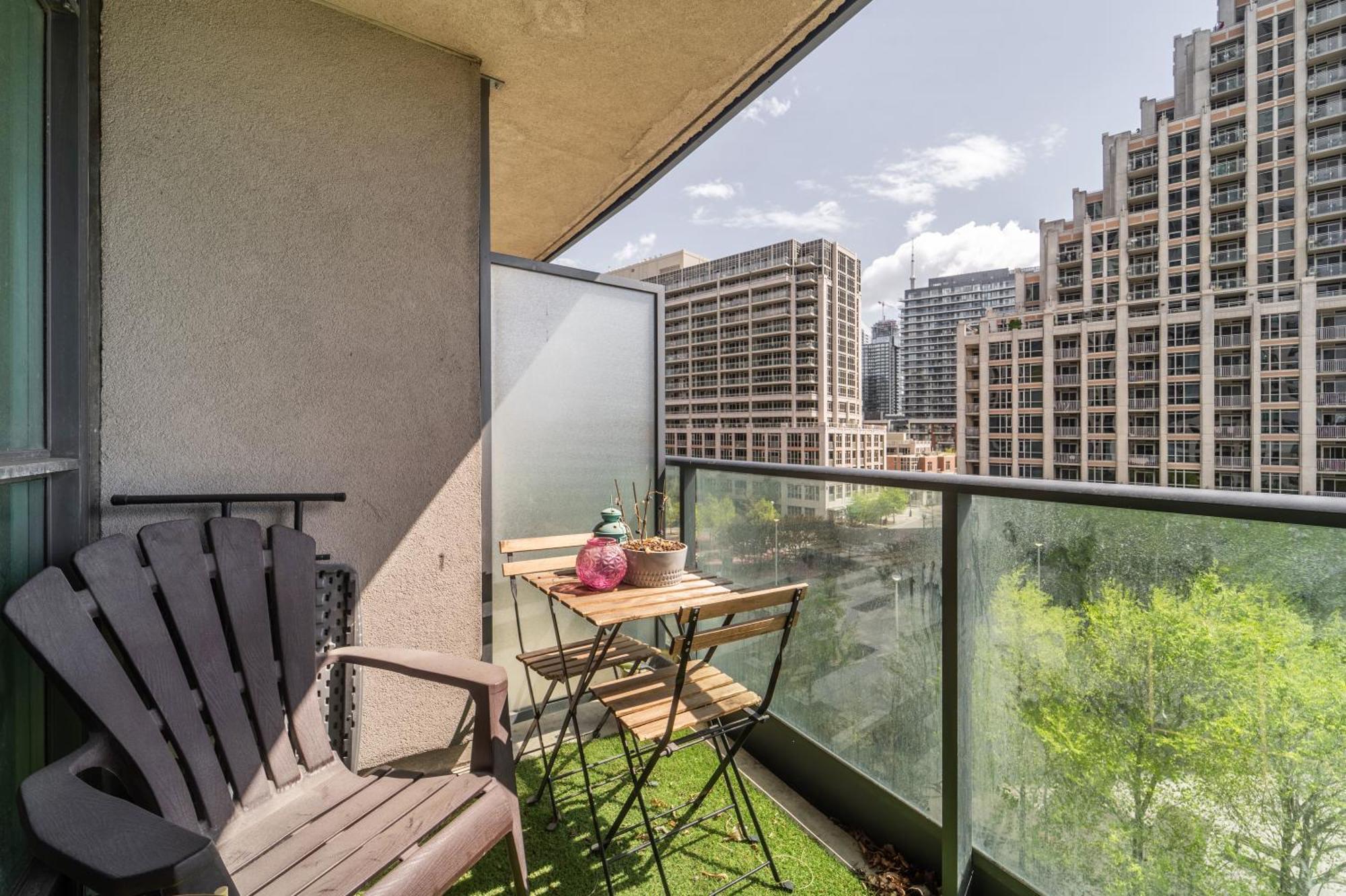 Spacious 2 Bedroom Plus Den, 2 Bath, Sleeps 5 With Balcony And Lakeview Downtown Toronto Condo Ngoại thất bức ảnh
