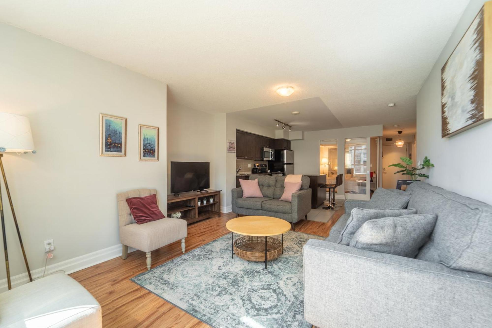Spacious 2 Bedroom Plus Den, 2 Bath, Sleeps 5 With Balcony And Lakeview Downtown Toronto Condo Ngoại thất bức ảnh