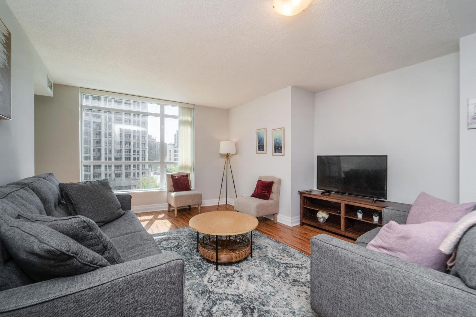 Spacious 2 Bedroom Plus Den, 2 Bath, Sleeps 5 With Balcony And Lakeview Downtown Toronto Condo Ngoại thất bức ảnh