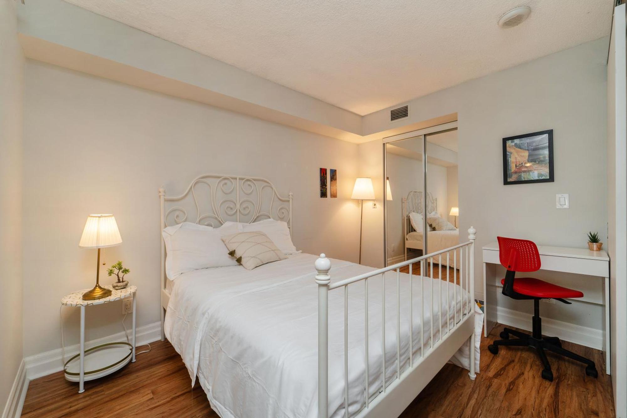 Spacious 2 Bedroom Plus Den, 2 Bath, Sleeps 5 With Balcony And Lakeview Downtown Toronto Condo Ngoại thất bức ảnh