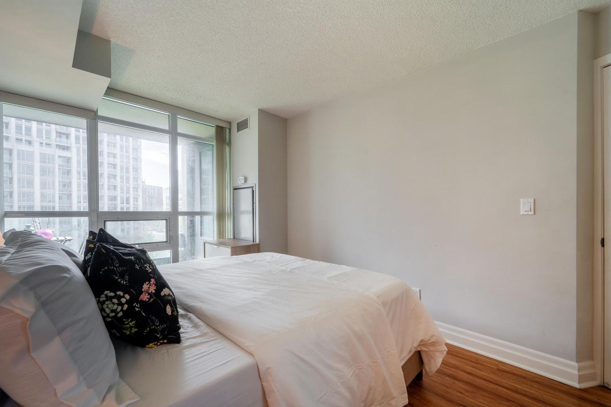 Spacious 2 Bedroom Plus Den, 2 Bath, Sleeps 5 With Balcony And Lakeview Downtown Toronto Condo Ngoại thất bức ảnh