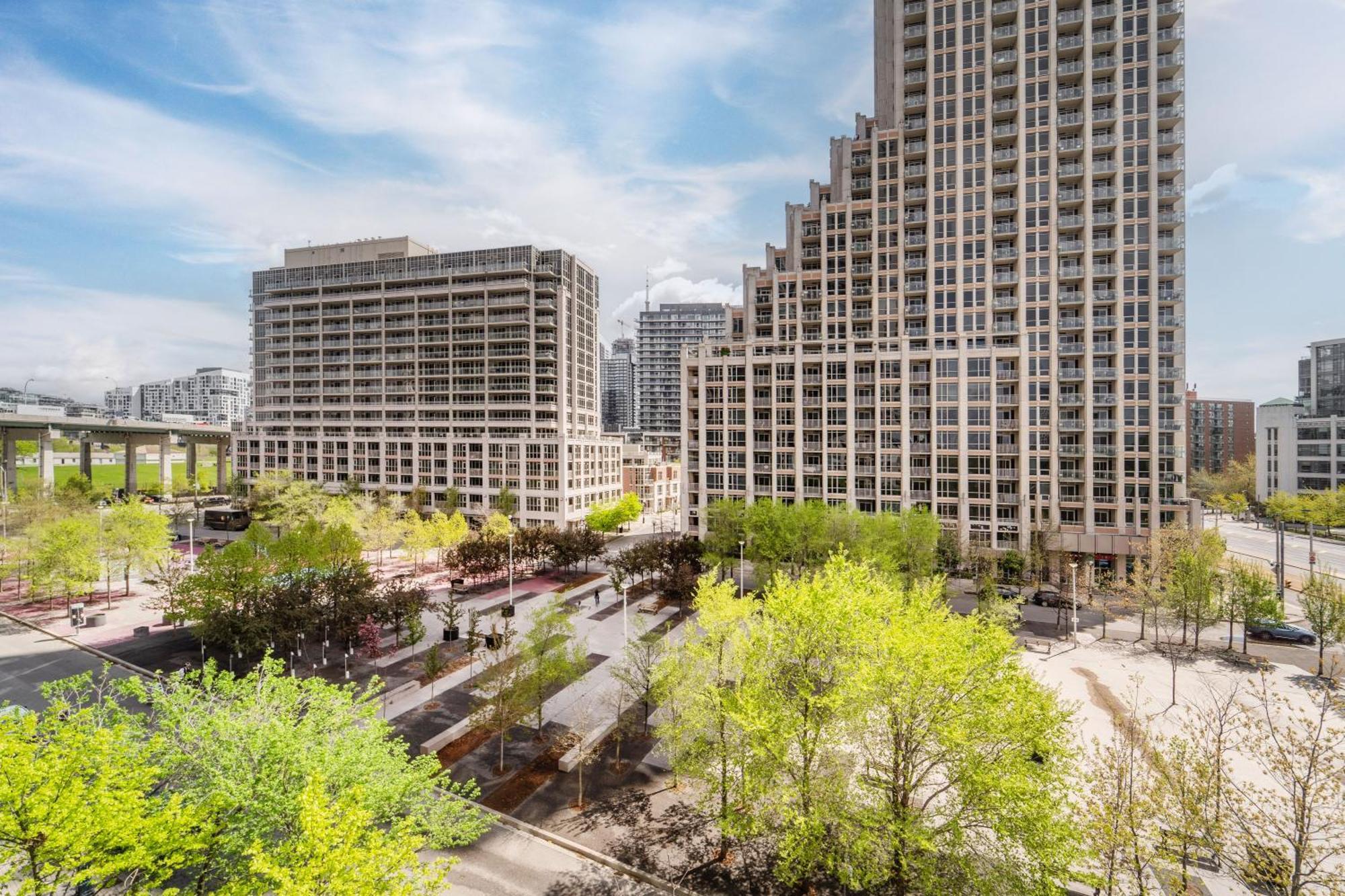 Spacious 2 Bedroom Plus Den, 2 Bath, Sleeps 5 With Balcony And Lakeview Downtown Toronto Condo Ngoại thất bức ảnh