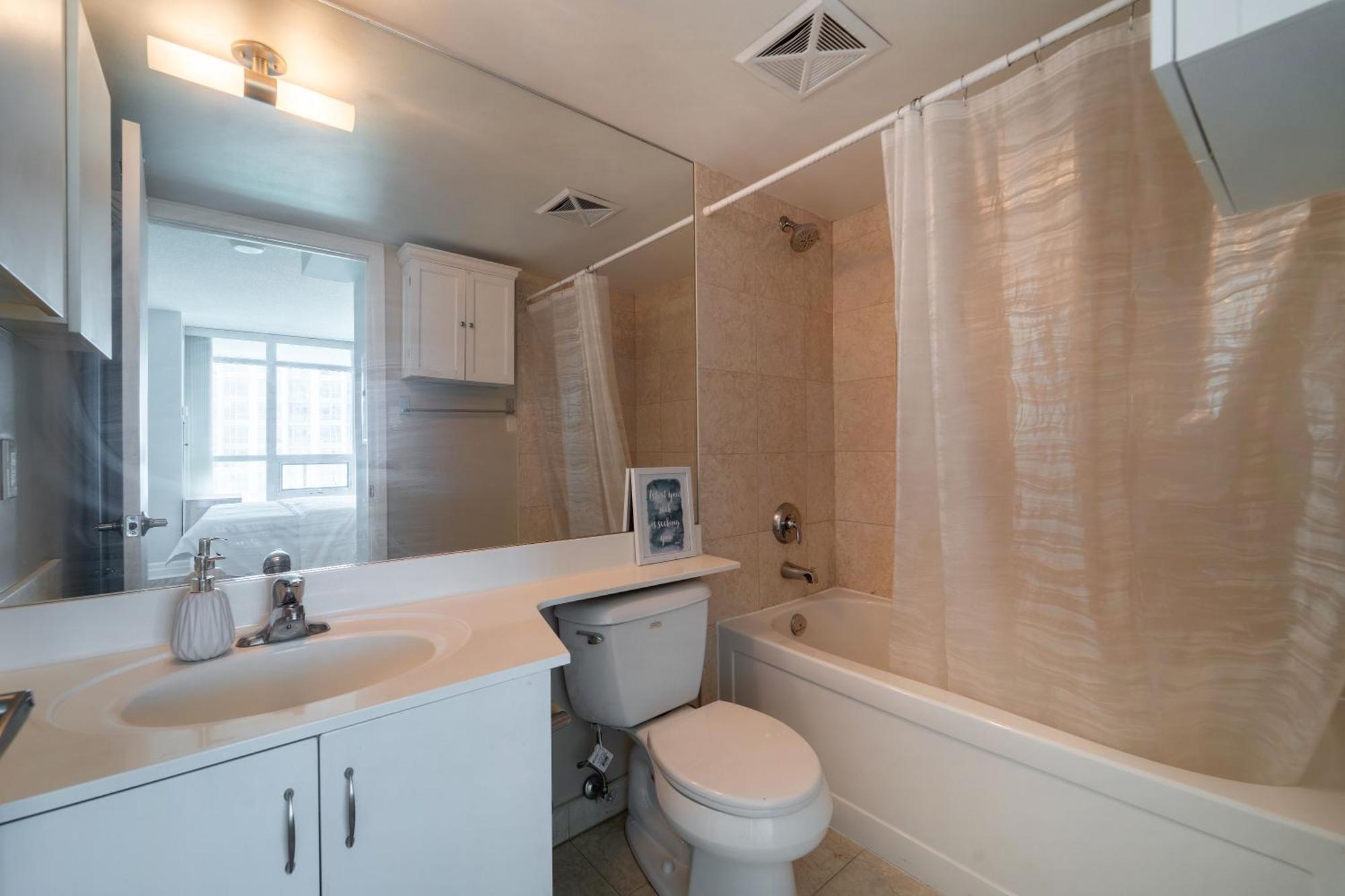 Spacious 2 Bedroom Plus Den, 2 Bath, Sleeps 5 With Balcony And Lakeview Downtown Toronto Condo Ngoại thất bức ảnh