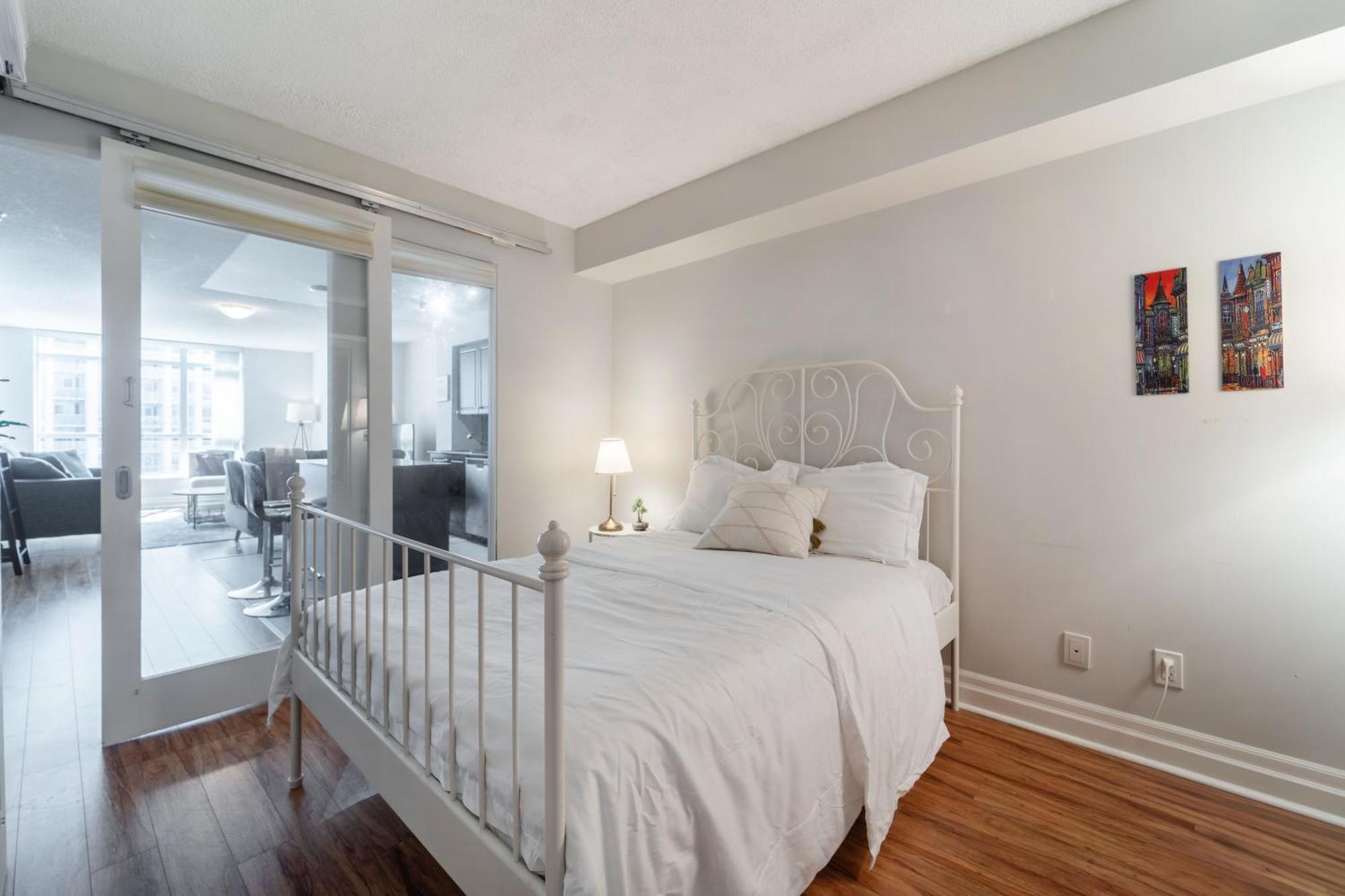 Spacious 2 Bedroom Plus Den, 2 Bath, Sleeps 5 With Balcony And Lakeview Downtown Toronto Condo Ngoại thất bức ảnh