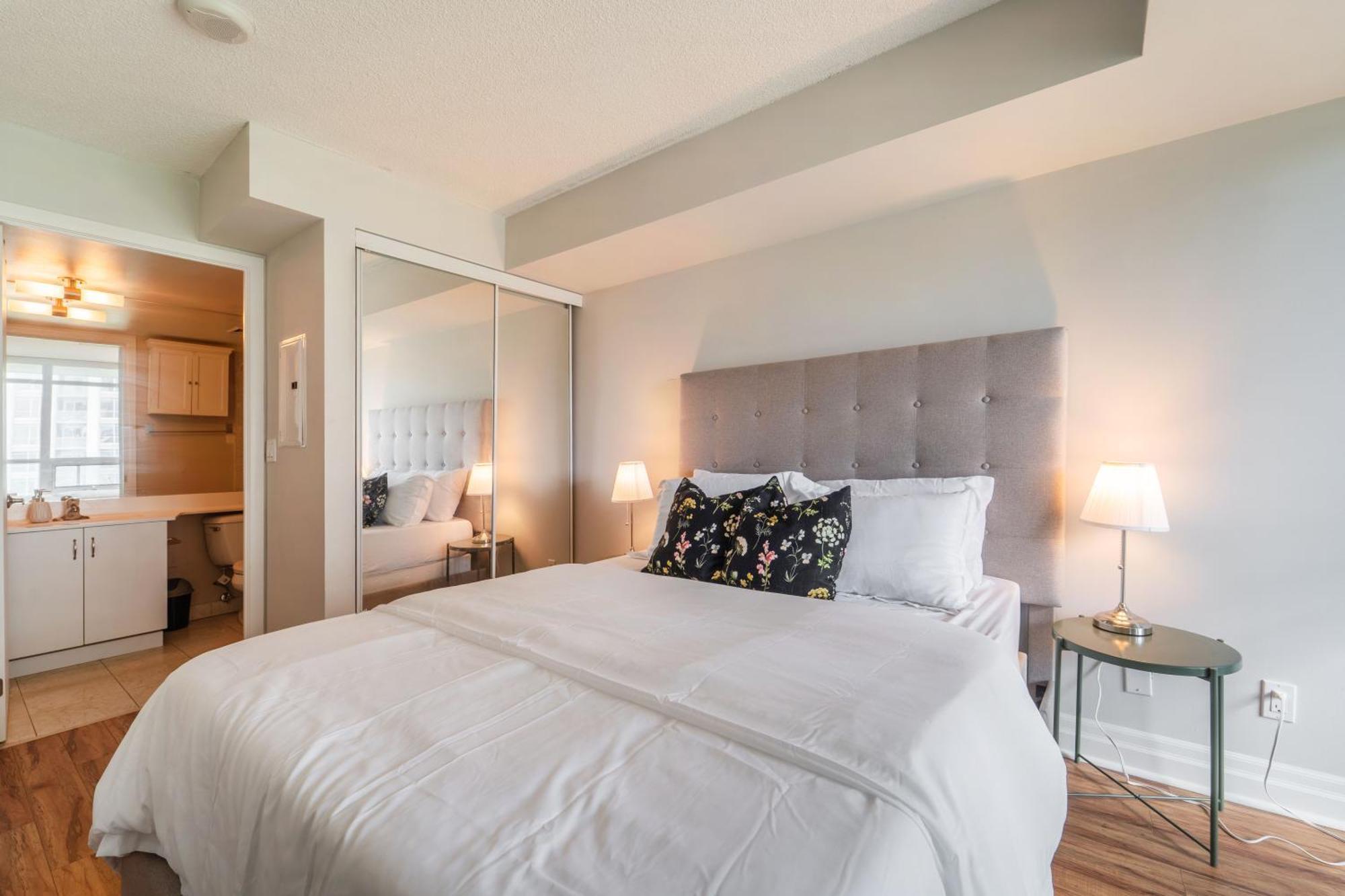 Spacious 2 Bedroom Plus Den, 2 Bath, Sleeps 5 With Balcony And Lakeview Downtown Toronto Condo Ngoại thất bức ảnh