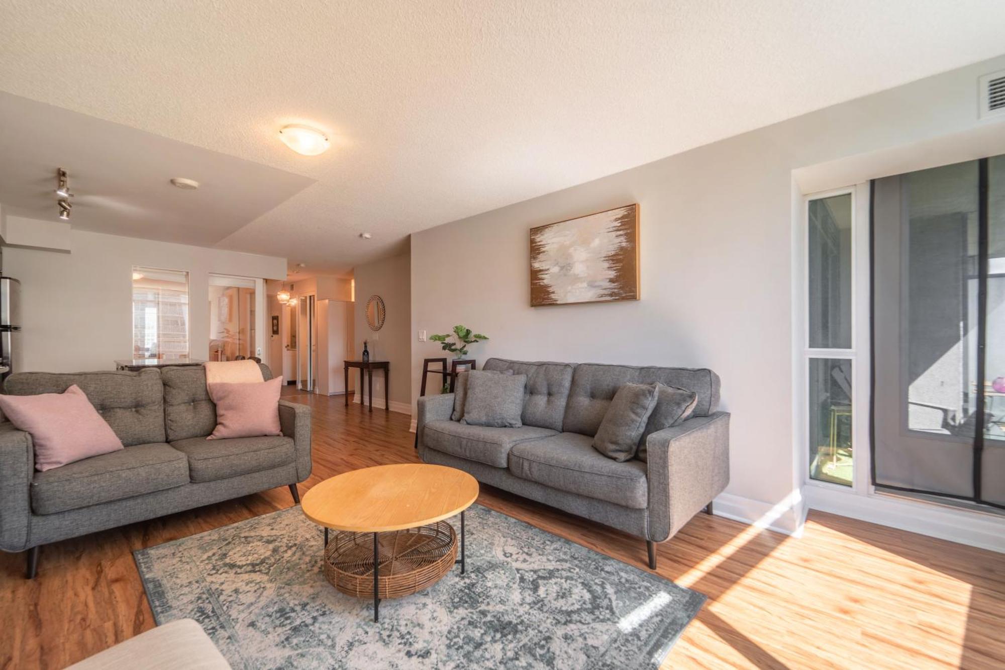 Spacious 2 Bedroom Plus Den, 2 Bath, Sleeps 5 With Balcony And Lakeview Downtown Toronto Condo Ngoại thất bức ảnh
