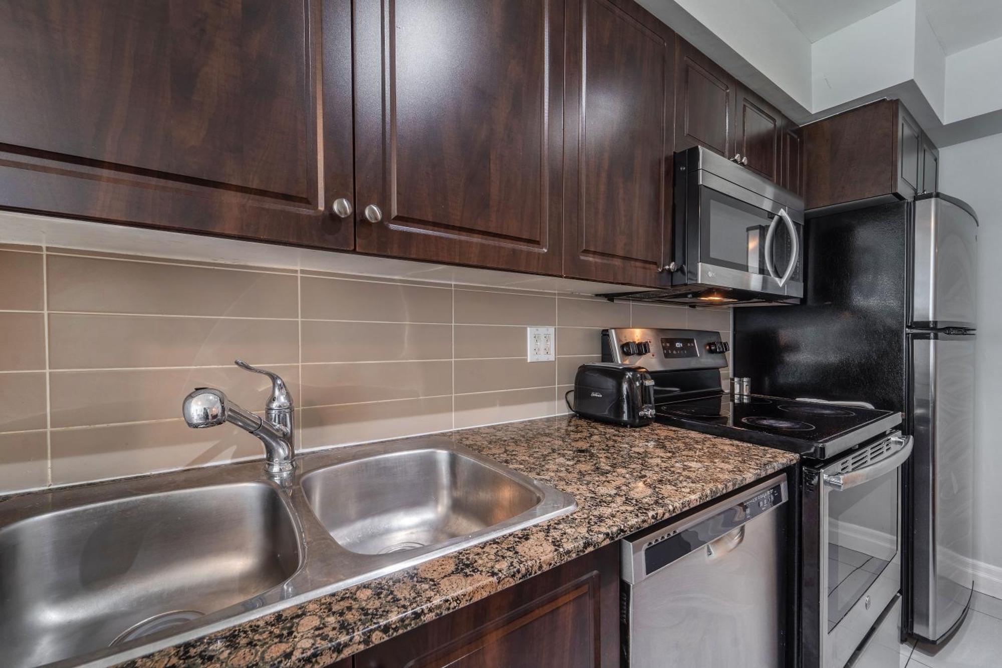 Spacious 2 Bedroom Plus Den, 2 Bath, Sleeps 5 With Balcony And Lakeview Downtown Toronto Condo Ngoại thất bức ảnh
