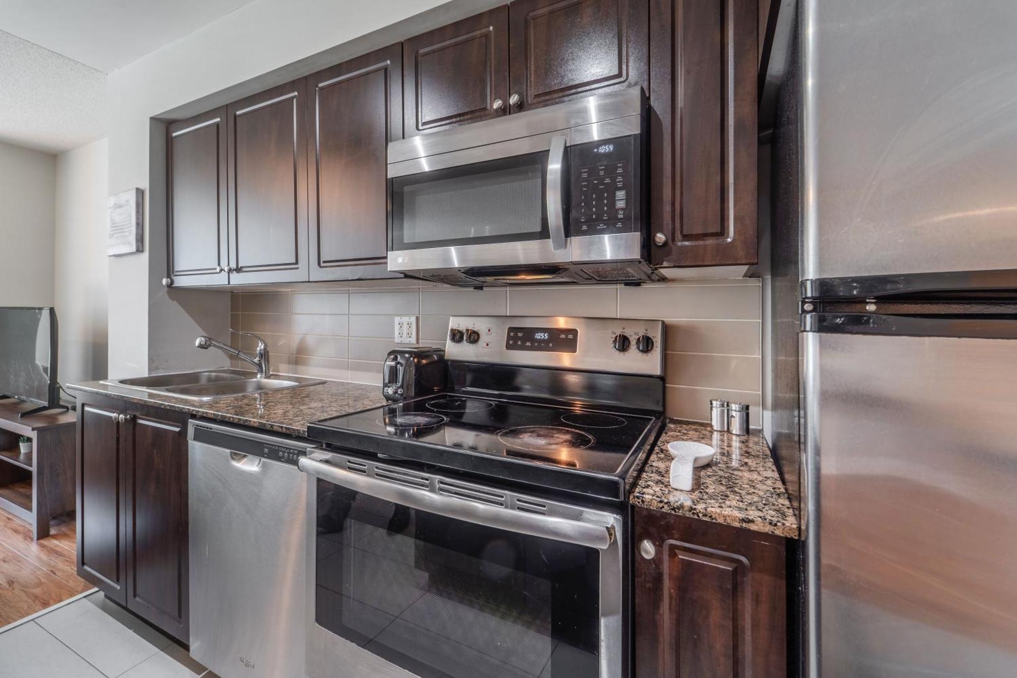 Spacious 2 Bedroom Plus Den, 2 Bath, Sleeps 5 With Balcony And Lakeview Downtown Toronto Condo Ngoại thất bức ảnh
