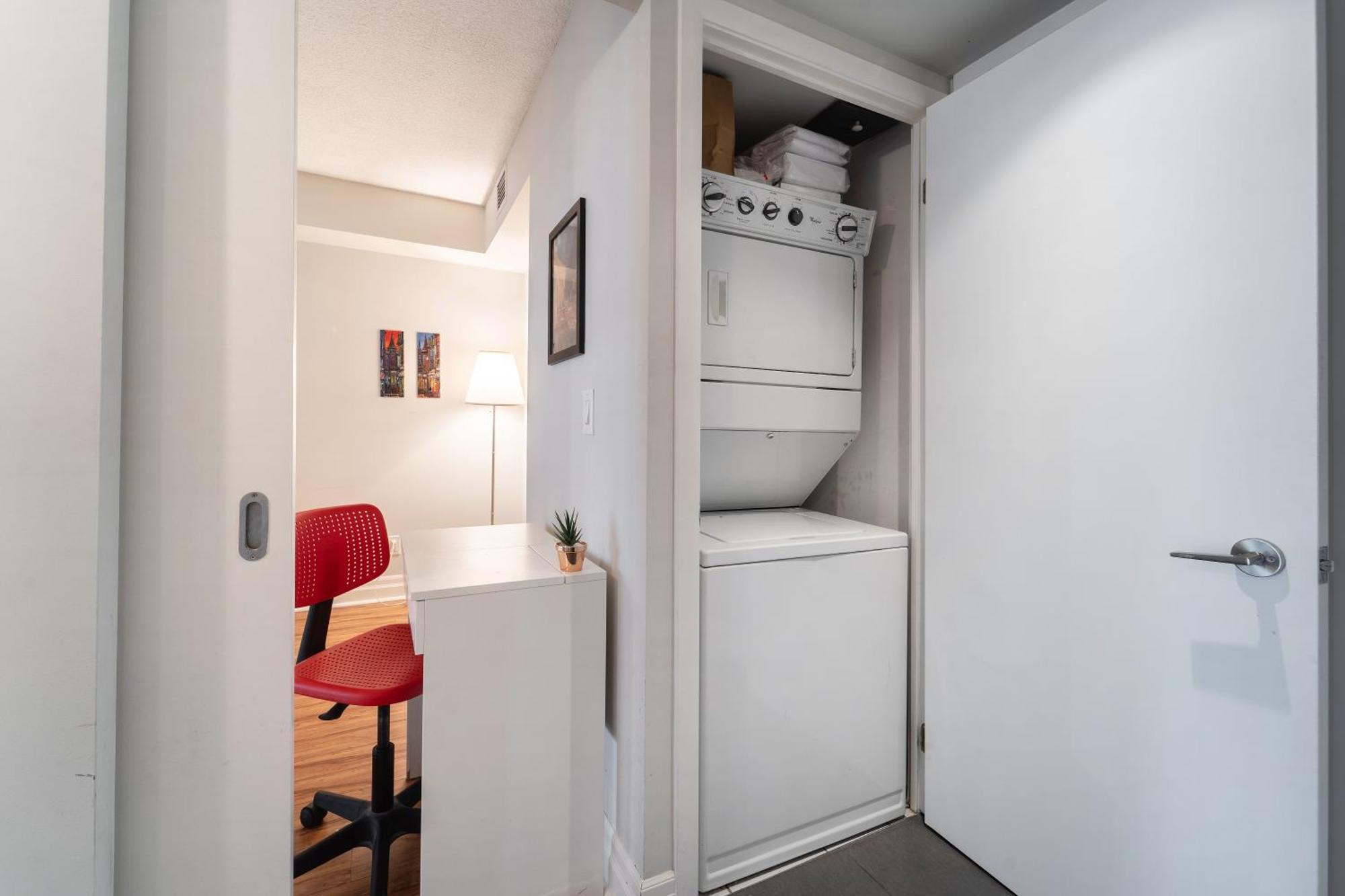 Spacious 2 Bedroom Plus Den, 2 Bath, Sleeps 5 With Balcony And Lakeview Downtown Toronto Condo Ngoại thất bức ảnh