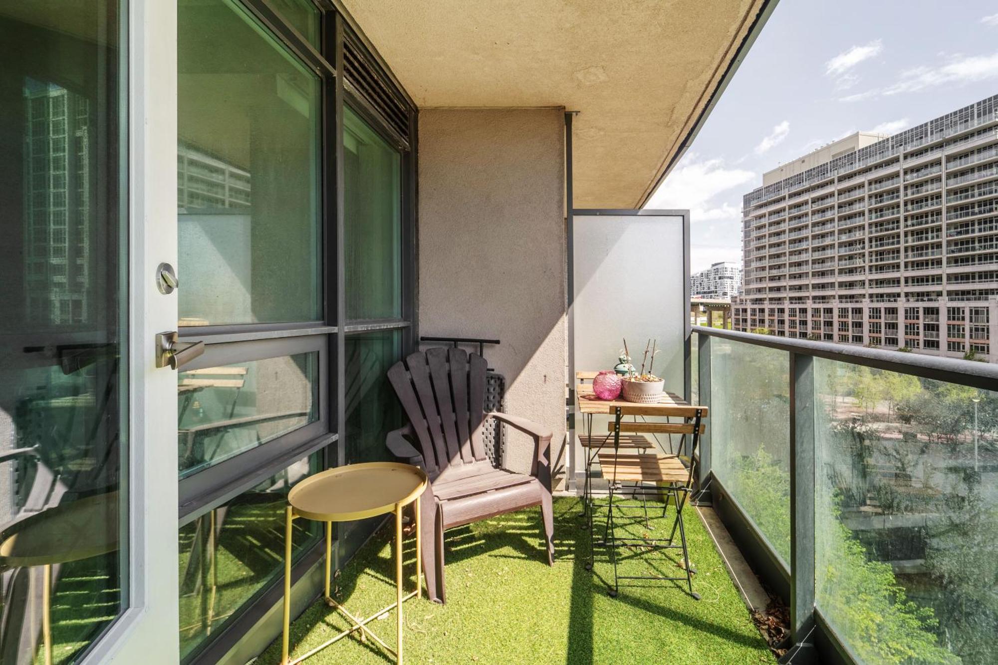 Spacious 2 Bedroom Plus Den, 2 Bath, Sleeps 5 With Balcony And Lakeview Downtown Toronto Condo Ngoại thất bức ảnh