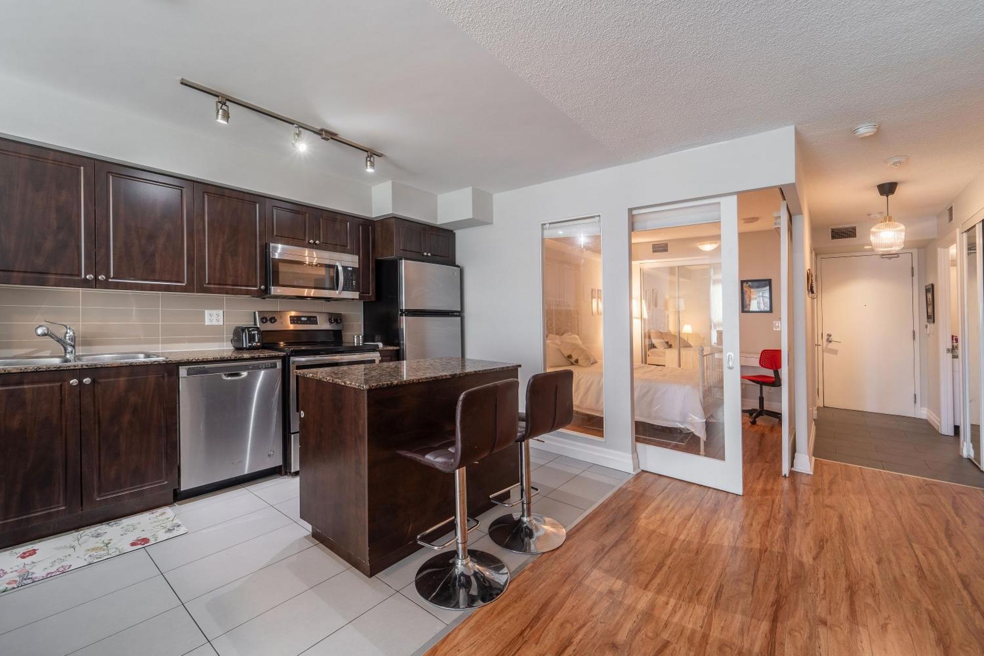 Spacious 2 Bedroom Plus Den, 2 Bath, Sleeps 5 With Balcony And Lakeview Downtown Toronto Condo Ngoại thất bức ảnh