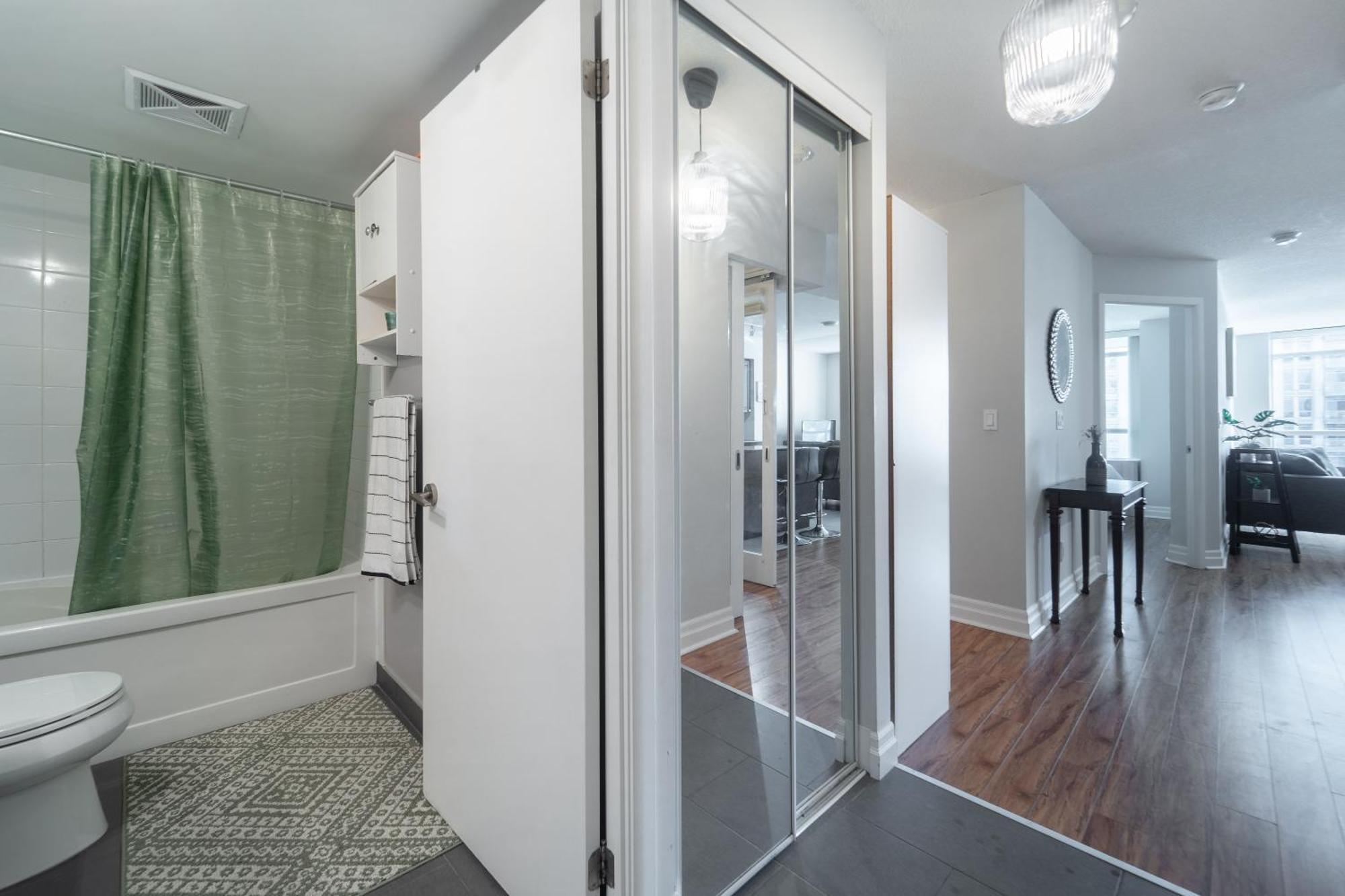 Spacious 2 Bedroom Plus Den, 2 Bath, Sleeps 5 With Balcony And Lakeview Downtown Toronto Condo Ngoại thất bức ảnh