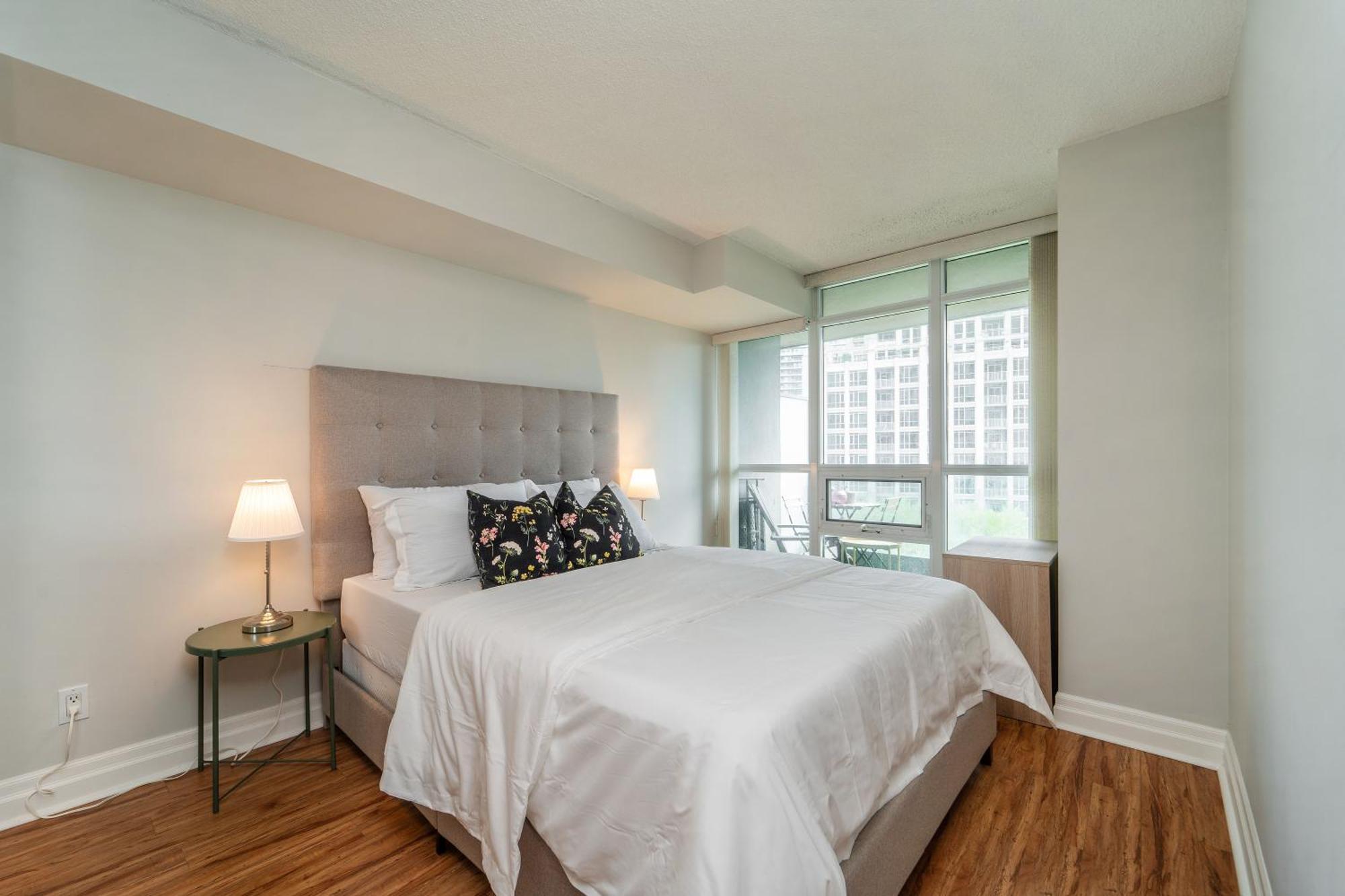 Spacious 2 Bedroom Plus Den, 2 Bath, Sleeps 5 With Balcony And Lakeview Downtown Toronto Condo Ngoại thất bức ảnh