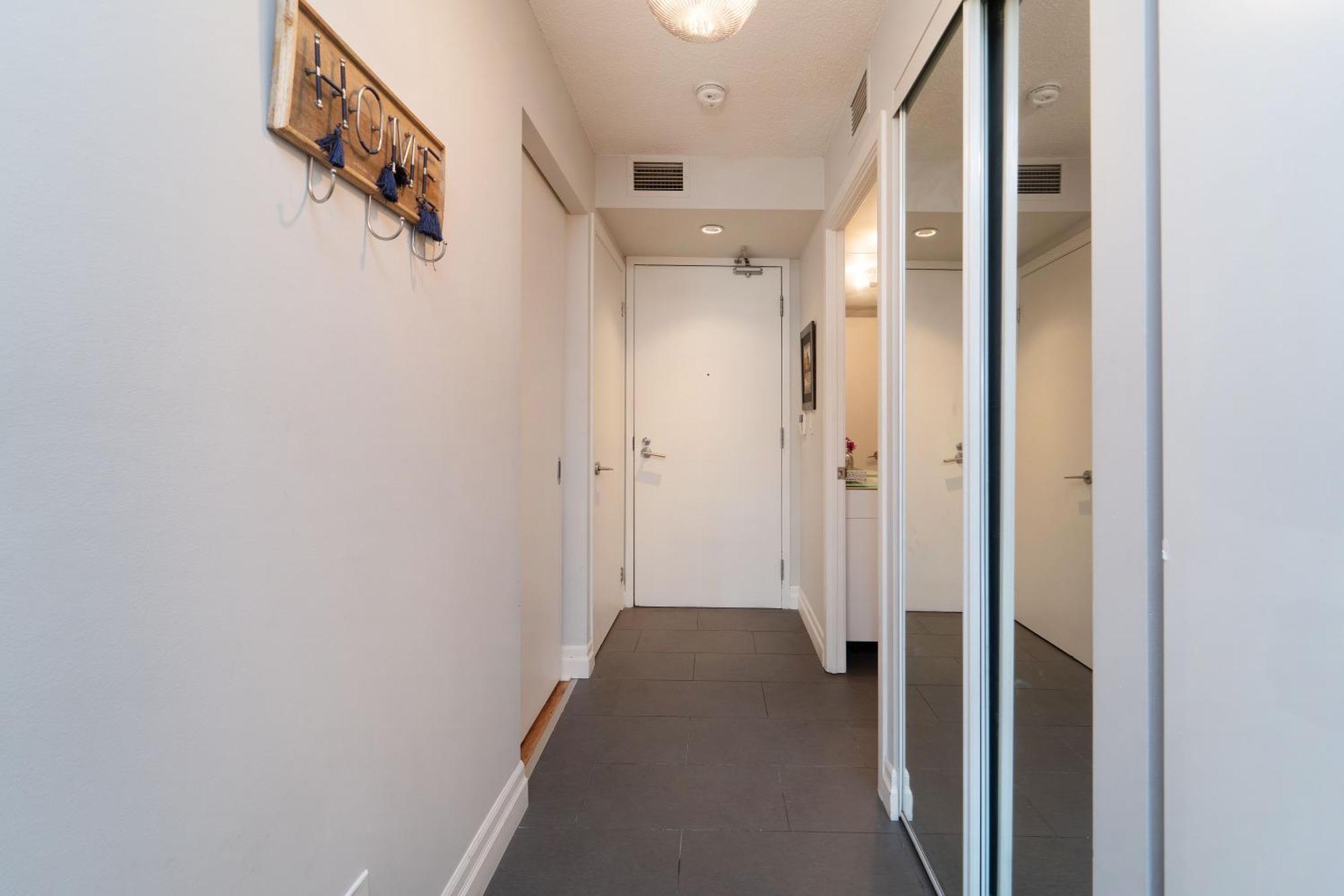 Spacious 2 Bedroom Plus Den, 2 Bath, Sleeps 5 With Balcony And Lakeview Downtown Toronto Condo Ngoại thất bức ảnh