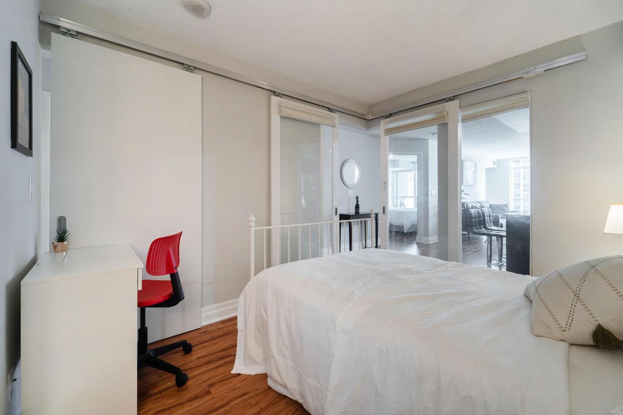 Spacious 2 Bedroom Plus Den, 2 Bath, Sleeps 5 With Balcony And Lakeview Downtown Toronto Condo Ngoại thất bức ảnh