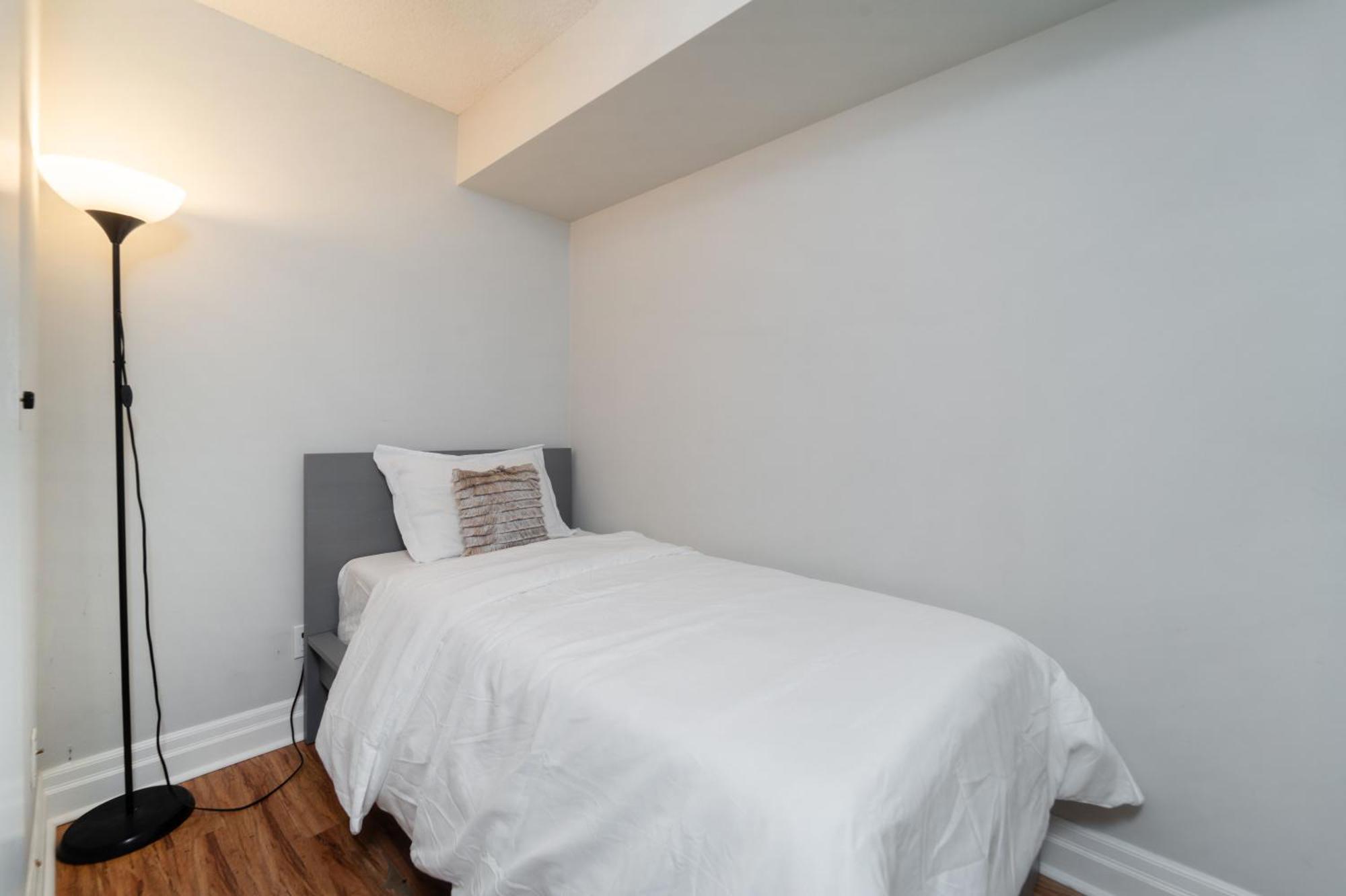 Spacious 2 Bedroom Plus Den, 2 Bath, Sleeps 5 With Balcony And Lakeview Downtown Toronto Condo Ngoại thất bức ảnh
