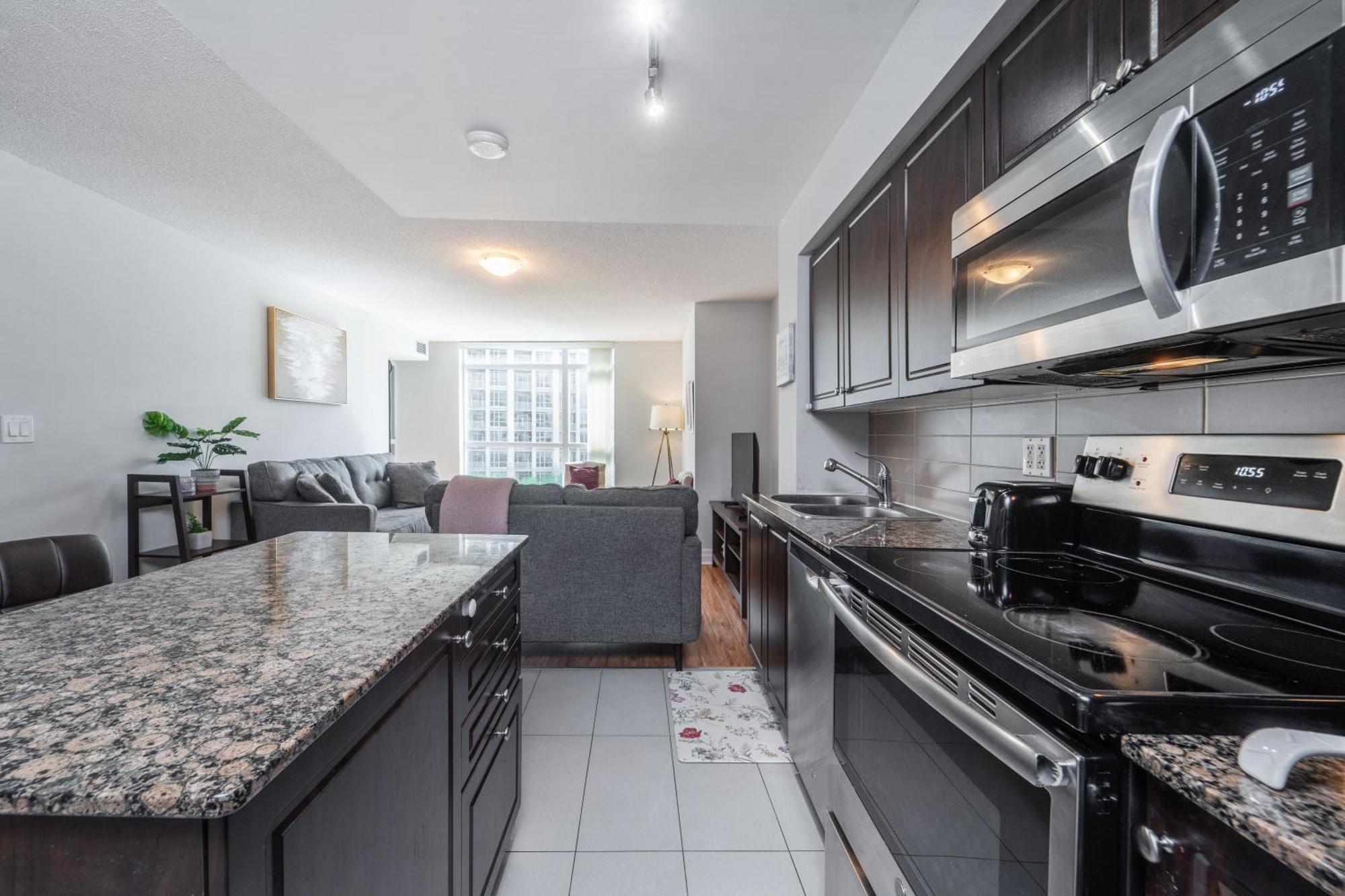 Spacious 2 Bedroom Plus Den, 2 Bath, Sleeps 5 With Balcony And Lakeview Downtown Toronto Condo Ngoại thất bức ảnh