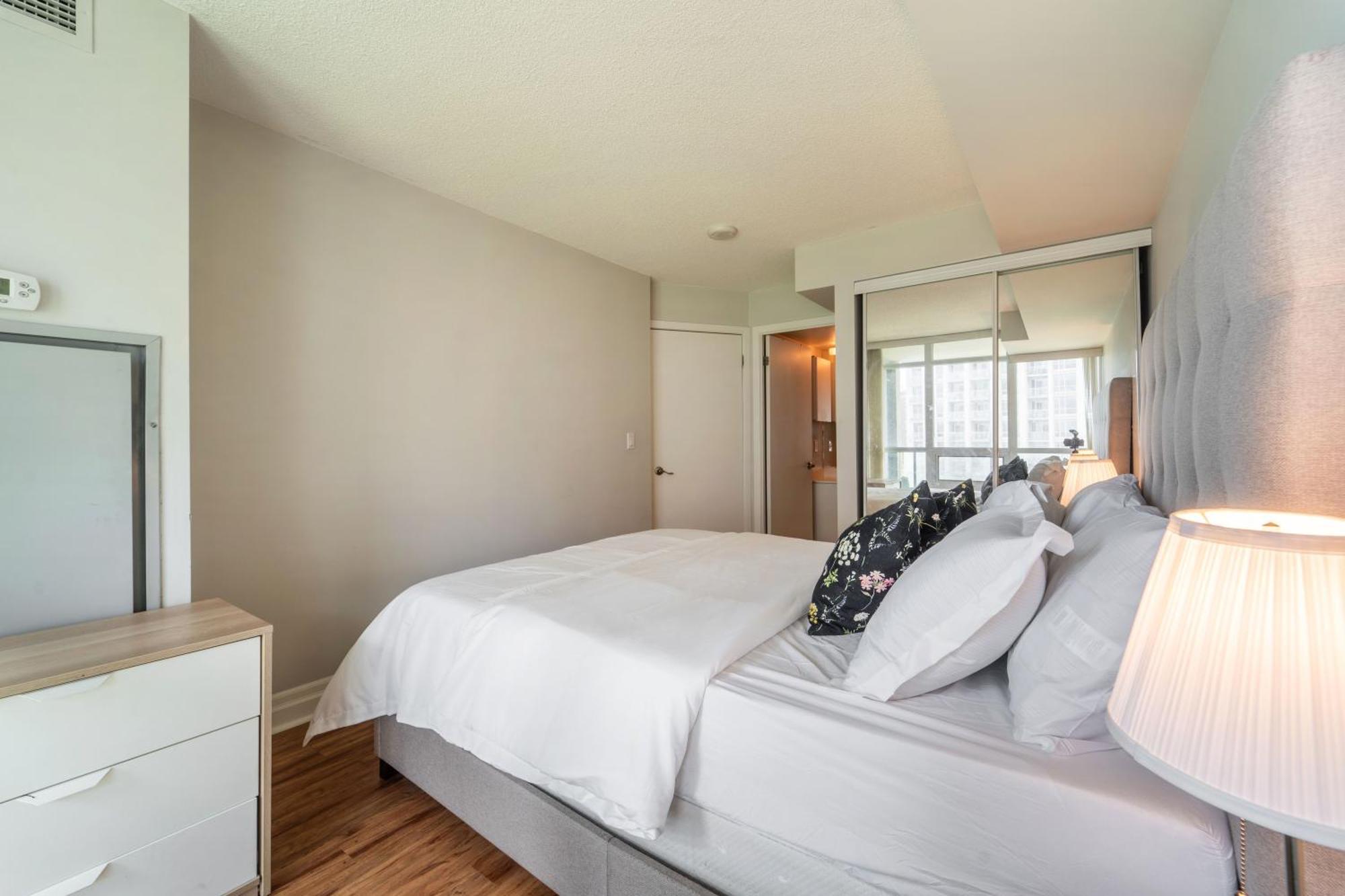 Spacious 2 Bedroom Plus Den, 2 Bath, Sleeps 5 With Balcony And Lakeview Downtown Toronto Condo Ngoại thất bức ảnh