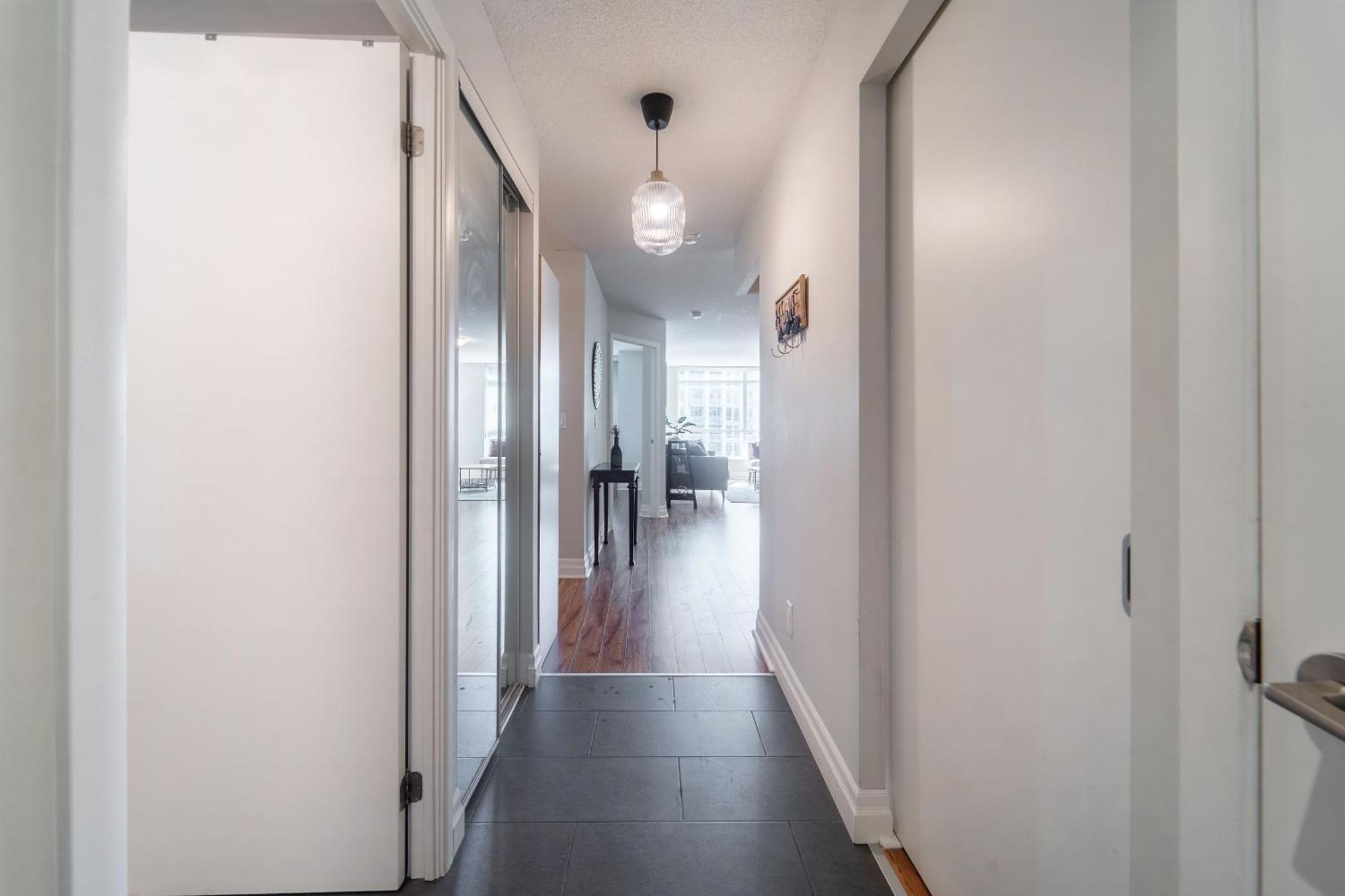Spacious 2 Bedroom Plus Den, 2 Bath, Sleeps 5 With Balcony And Lakeview Downtown Toronto Condo Ngoại thất bức ảnh