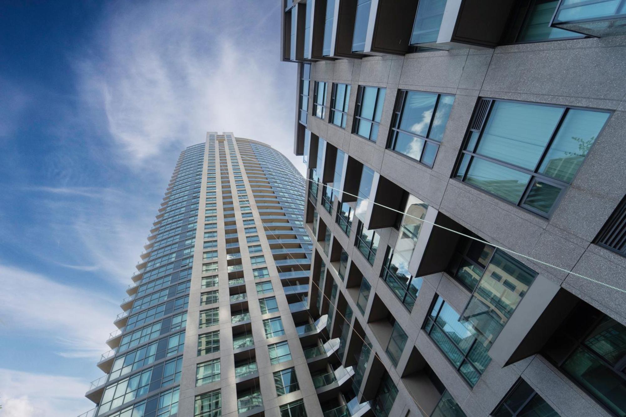 Spacious 2 Bedroom Plus Den, 2 Bath, Sleeps 5 With Balcony And Lakeview Downtown Toronto Condo Ngoại thất bức ảnh