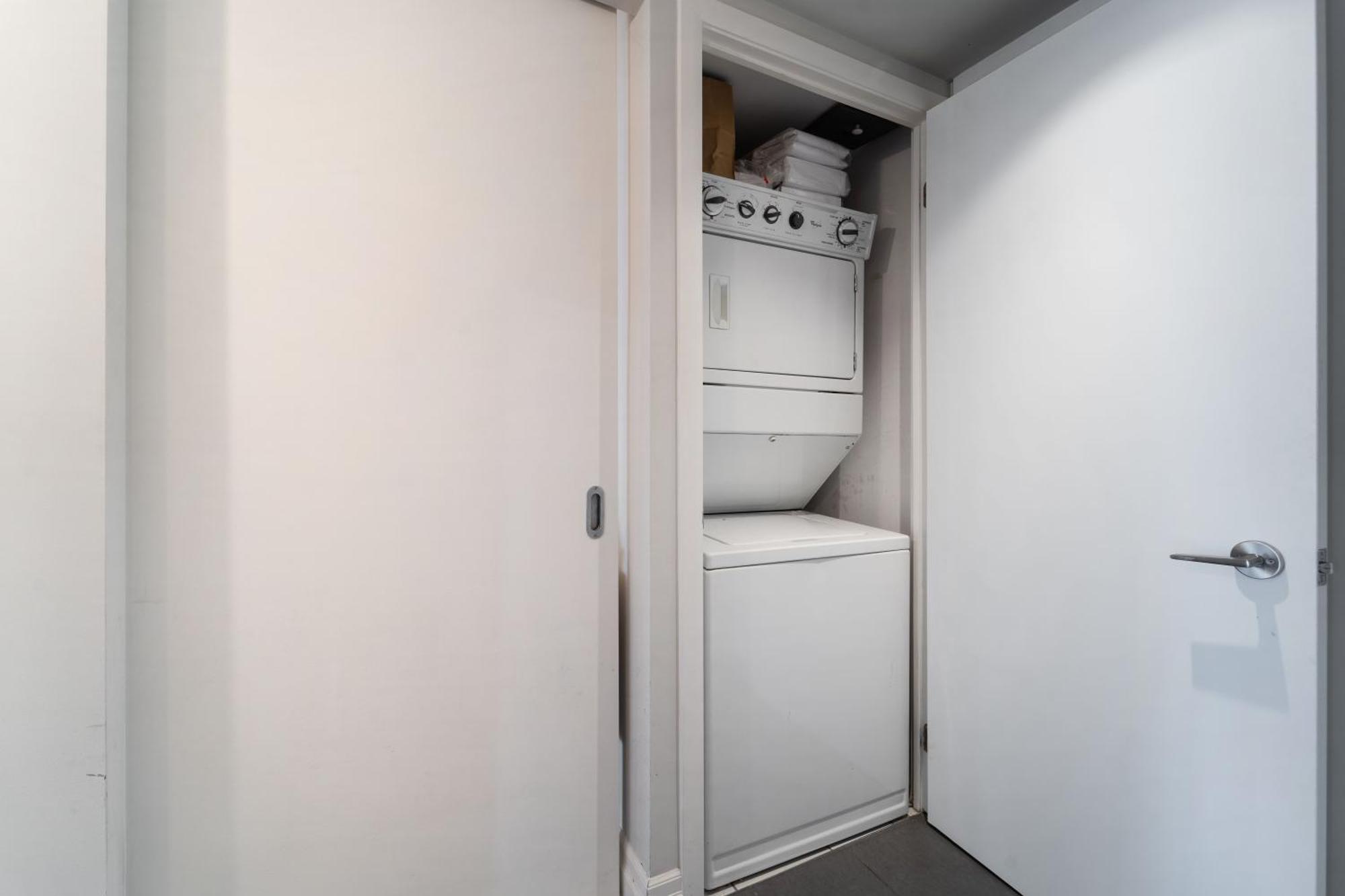 Spacious 2 Bedroom Plus Den, 2 Bath, Sleeps 5 With Balcony And Lakeview Downtown Toronto Condo Ngoại thất bức ảnh